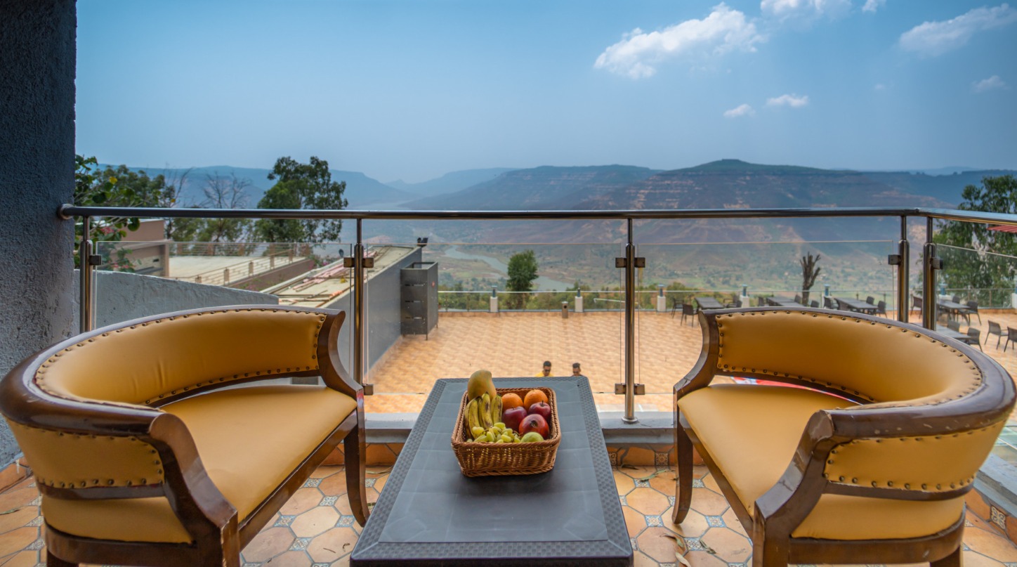 Gallery infinity pool scene